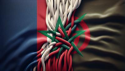 Drapeaux de la France et du Maroc entrelacés ensemble.