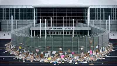 Carteles de protesta frente a la valla del centro de convenciones.