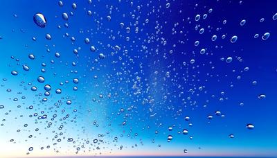 Pequeñas gotas de agua formándose en el cielo azul claro.